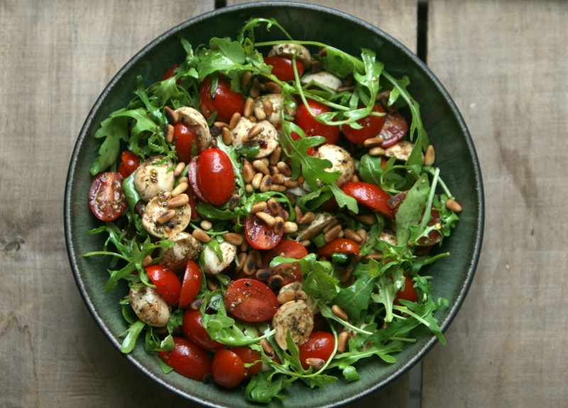 Karola's Kitchen - tomaat en mozzarella met rucola en pijnboompitjes