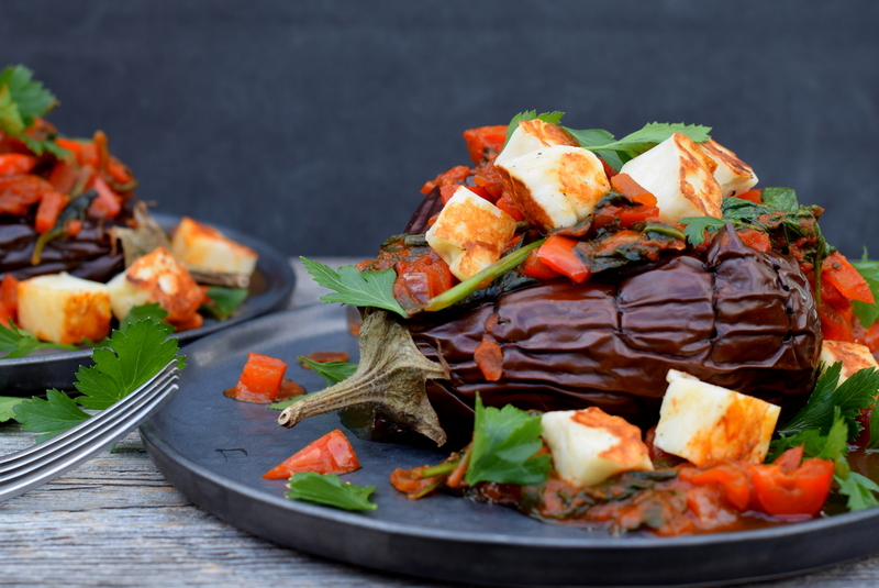 Karola's Kitchen - Gevulde aubergines met paprika en halloumi