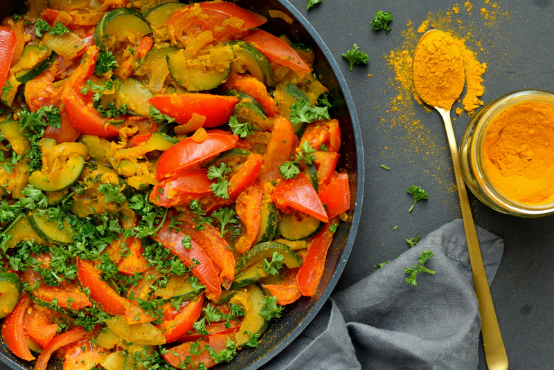 Karola's Kitchen - Courgette en tomaat met kurkuma