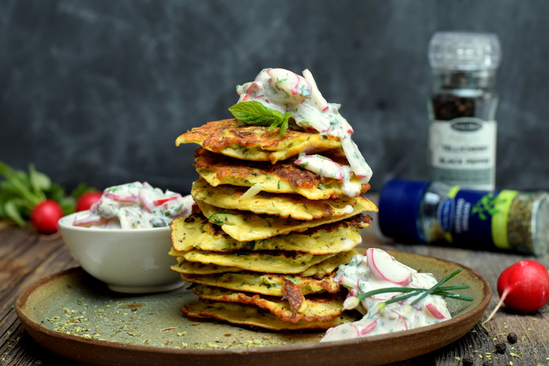 Karola's Kitchen - Courgette-oreganopannenkoekjes met radijsjestartaar