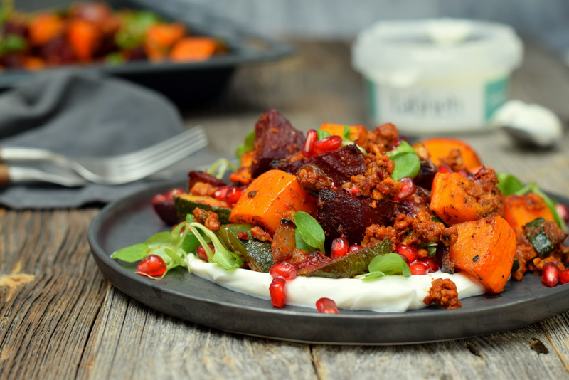 Zijaanzicht een zwart bord Labneh met Midden-Oosters gekruide groenten en veggie gehakt op houten tafel