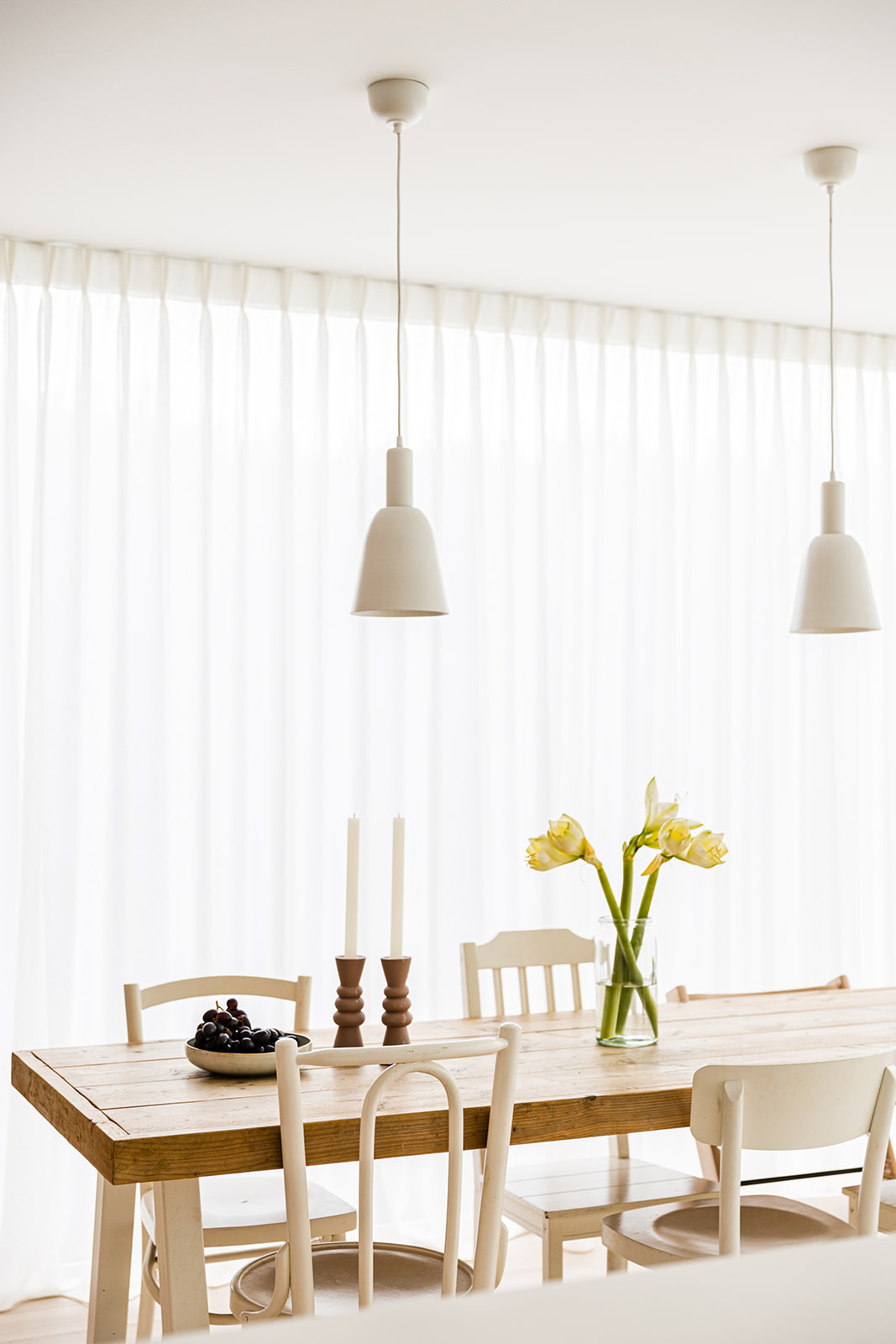 De eettafel, parallel met het keukeneiland en de wandkeuken
