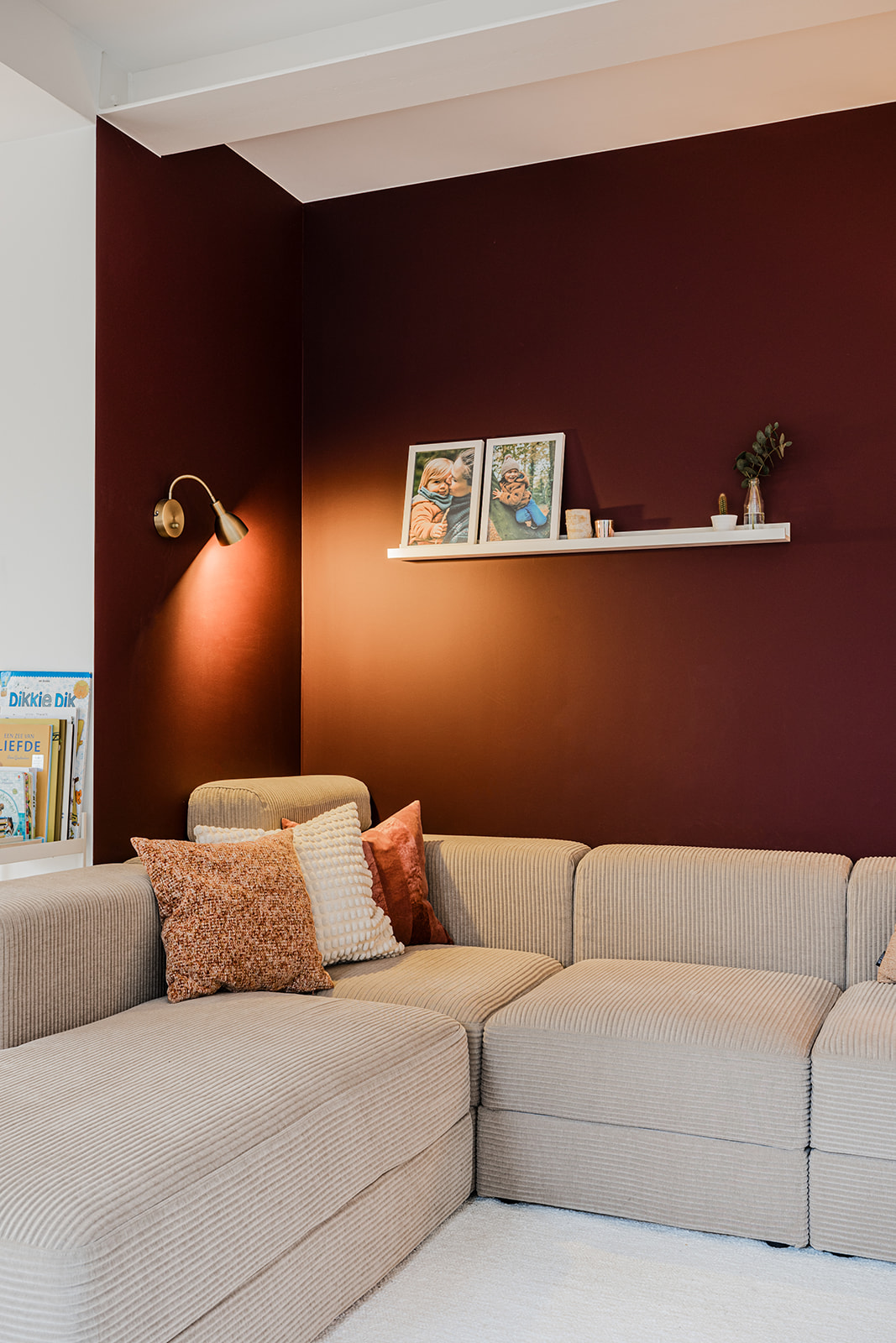We wilden een muur die sterk contrasteerde met de zetel en die goed zou passen bij de keuken. Kleuraccenten in de Terrazzo Nougat-tegel zorgden uiteindelijk voor de inspiratie voor deze diepe bordeaux-tint.
